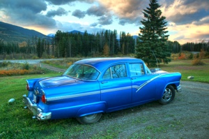 Schönes altes Auto am Wegesrand (HDR).