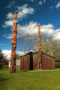 Totem Pole mit typischen Wohnhaus im ´KSAN Historical Village.