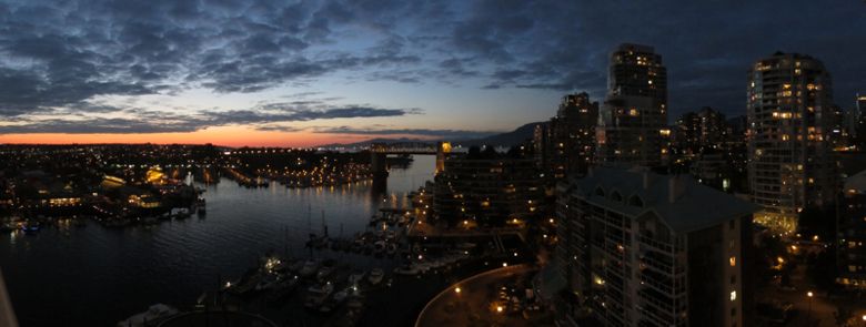 Vancouver bei Nacht. Blick über den False Creek.