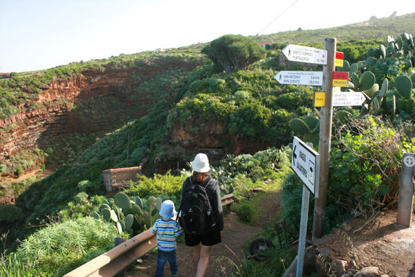 Der Abstieg von Santo Domingo in die Barranco de los Sables beginnt. Der Abstieg von Santo Domingo in die Barranco de los Sables beginnt.
