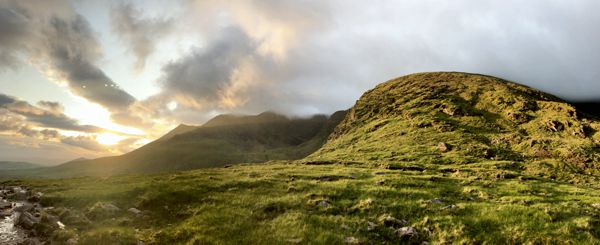 Sonnenaufgang in den Mac Gillycuddy’s Reeks beim Aufstieg auf den Carrauntoohil.