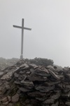 Gipfelkreuz des Carrauntoohil (1039 m) komplett in den Wolken.
