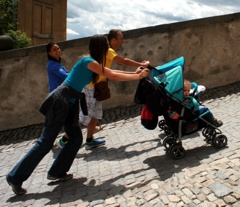 Wir erstürmen die Burg mit unseren Buggies.