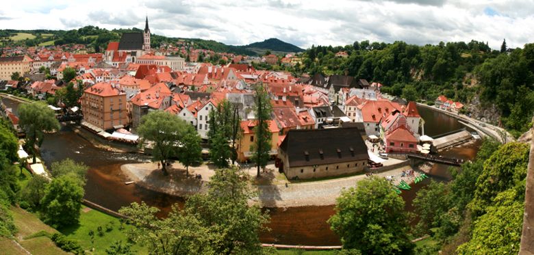 Panorama mit der Moldauschleife um die Altstadt.
