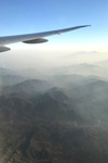 Dunstige Berge beim Anflug auf Peking.