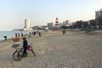 Süßigkeitenverkäuferin am Strand von Yantai.