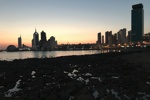 Die Skyline von Qingdao nach Sonnenuntergang.