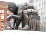 Newton sucht vor der British Library nach Wissen Newton sucht vor der British Library nach Wissen