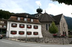 Rathaus und Kirche in Triesenberg.