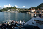 Auf der Fähre über den Lago Maggiore. Im Hintergrund die Küste von Laveno.