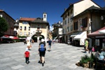 Piazza Motta in Orta San Giulio mit historischem Palazzo della Comunita im Hintergrund.