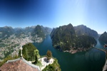 Blick von Aussichtsplatzform des San Salvatore über Lugano, den See und Campione d`Italia.