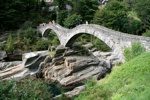 Die berühmte Doppelbogenbrücke in Lavertezzo.