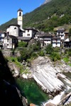 Der Ort Lavertezzo mit alter Kirche und Tessiner Steinhäusern.*
