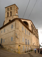 Wehrkirche von Arta beim Aufstieg zur Burg.