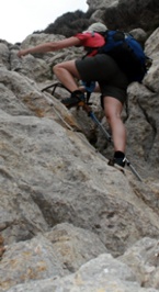 Eine kurze Kletterpassage mit Steigeisen.