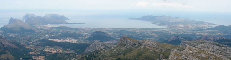Der Blick reicht bis zum Cap Formentor (links) und zur Halbinsel La Victoria (rechts).