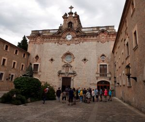 Der Innenhof im Kloster Lluc.