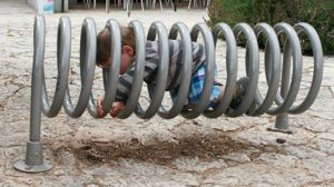 Einmal ab durch den Fahrradständer. Einmal ab durch den Fahrradständer.