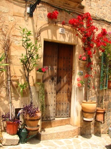Die Altstadt von Valldemossa ein Meer aus Blumentöpfen.*