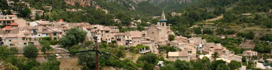 Valldemossa zwischen den Bergen. Anklicken zum Vergrößern.