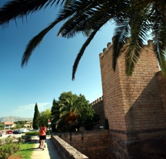 Die beeindruckende Stadtmauer von Alcúdia.