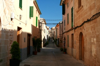 Die Innenstadt von Alcúdia. Eine der wenigen händlerfreien Straßen.