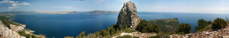 Panorama über die Bucht von Pollença mit dem Cap Formentor (hinten, links) und der Halbinsel La Victoria (vorn, rechts).