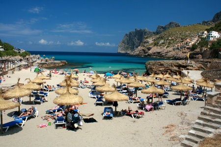 Der traumhafte Strand in Cala Sant Vincent mit türkisfarbenen Wasser.