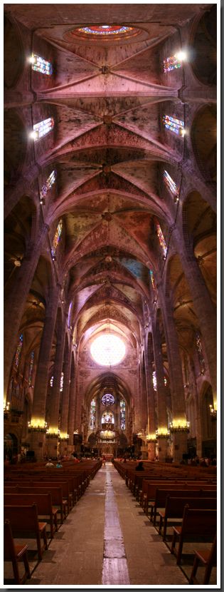 Das lichtdurchflutete Innere der Kathedrale. Das lichtdurchflutete Innere der Kathedrale.