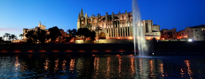 Die Kathedrale von Palma de Mallorca in der Abenddämmerung.