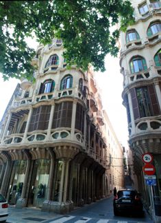 Häuser im Stil des Modernisme inspiriert von Antoni Gaudí.