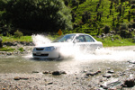 Wir furten einen Fluss und unser Auto*