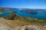 Blick vom Peak Roy über City und Lake Wanaka. Im Hintergrund der schneebedeckte Mount Aspiring.