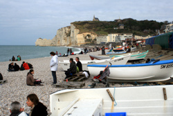 Boote am Strand von Étretat