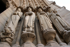 Eingangsportal zu Notre-Dame*