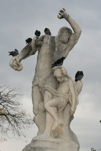 Überall Tauben! Da ducken sich selbst schon die Statuen.