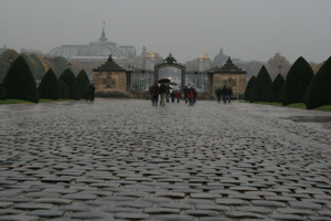 Es ist grau und es regnet.