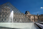 Berühmte gläserne Pyramdie im Louvre