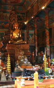 Der goldene Buddha im Inneren der Pagode.