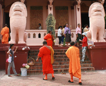 Buddhistische Mönche besuchen die Pagode.