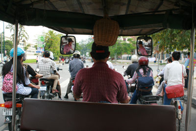 Mit dem Tuk-Tuk durch den dichten morgentlichen Verkehr.