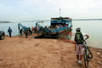 Mit der großen Fähre über den Mekong.
