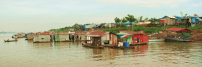 Die schwimmenden Dörfer auf der anderen Mekongseite.