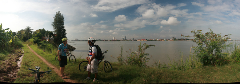 Blick über den Mekong zur Downtown Phnom Penh.
