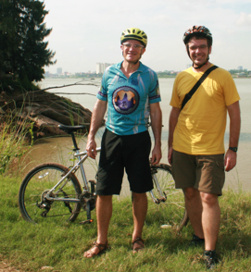 Mike und Camillo an den Ufern des Mekong.