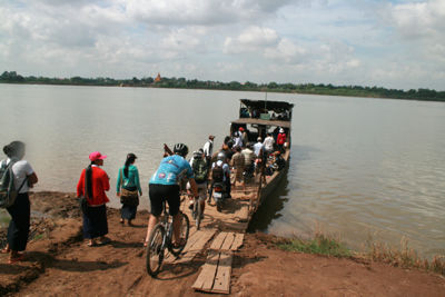 Die Fähren über den Fluss werden immer kleiner und abenteuerlicher.