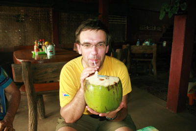 Lecker Kokosnuß mit Strohalm.