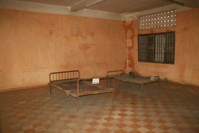 Spartanische Einrichtung in den ehemaligen Schulräumen.