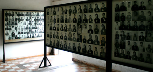 Unzählige Fotos der Gefolterten und Getöteten.